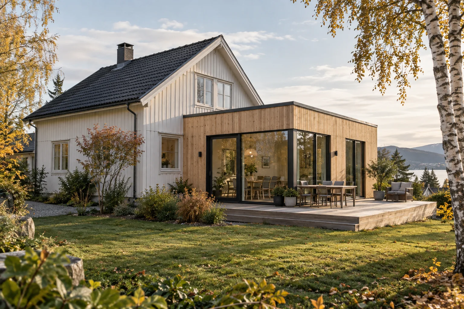 Illustrasjon av norsk trehus med et lyst tilbygg og terrasse